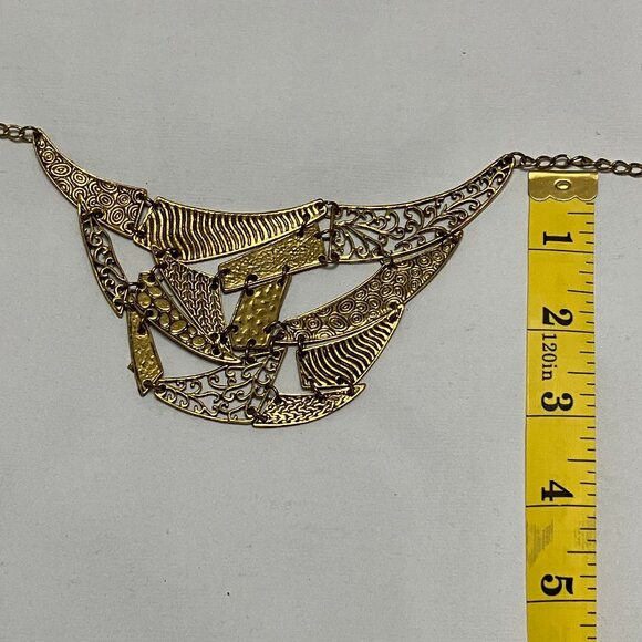 Artsy Fashion Costume Gold Tone Metal Necklace with Filigree detail - Picture 7 of 9